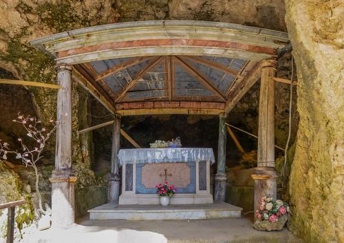 grotta pano altare